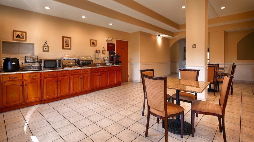 Imagen del bar/restaurante del Hotel Best Western Plus Bass And Suites. Foto 5