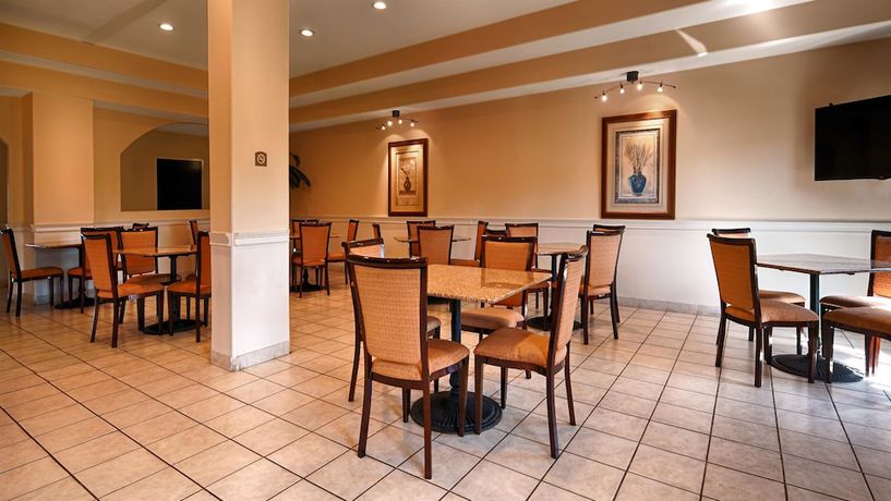 Imagen del bar/restaurante del Hotel Best Western Plus Bass And Suites. Foto 6