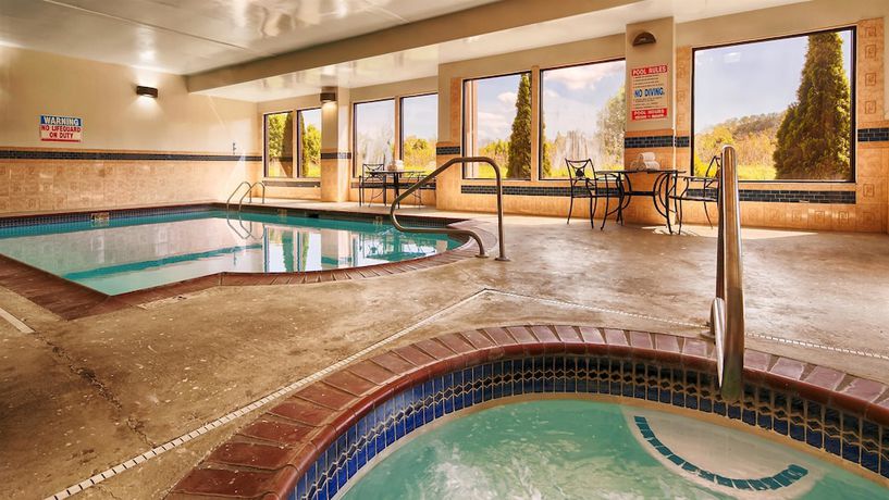Imagen de la piscina del Hotel Best Western Plus Bass And Suites. Foto 20