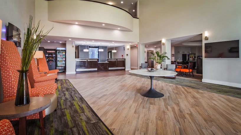 Imagen de los interiores del Hotel Best Western Plus Bay City Inn and Suites. Foto 19