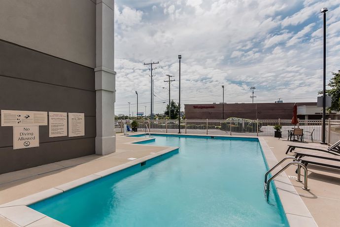 Imagen de la piscina del Hotel Best Western Plus Belle Meade Inn And Suites. Foto 19