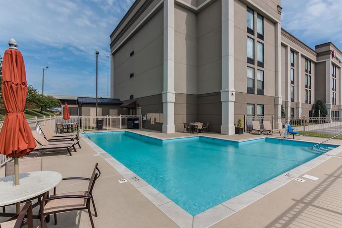 Imagen de la piscina del Hotel Best Western Plus Belle Meade Inn And Suites. Foto 20