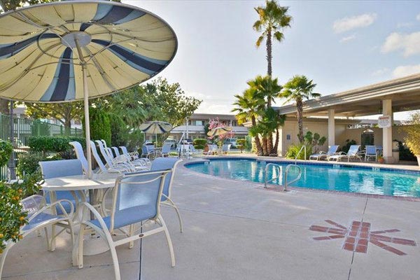 Imagen de la piscina del Hotel Best Western Plus Black Oak. Foto 11