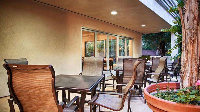 Imagen de los exteriores del Hotel Best Western Plus Black Oak. Foto 8