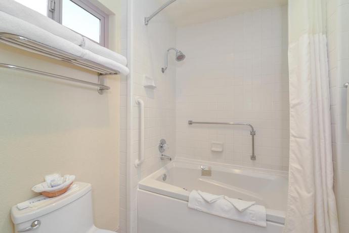 Imagen de la habitación del Hotel Best Western Plus Black Oak. Foto 4