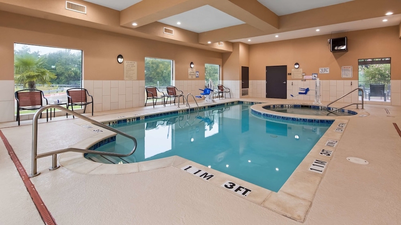 Imagen de la piscina del Hotel Best Western Plus Burleson Inn and Suites. Foto 18