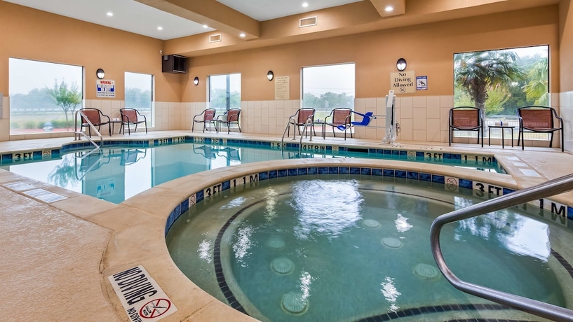 Imagen de la piscina del Hotel Best Western Plus Burleson Inn and Suites. Foto 19