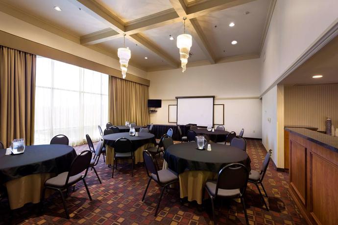 Imagen de los interiores del Hotel Best Western Plus Cedar Bluff Inn. Foto 9