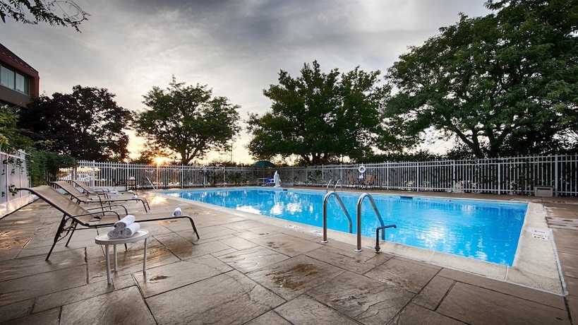Imagen de la piscina del Hotel Best Western Plus Chicago Hillside. Foto 19