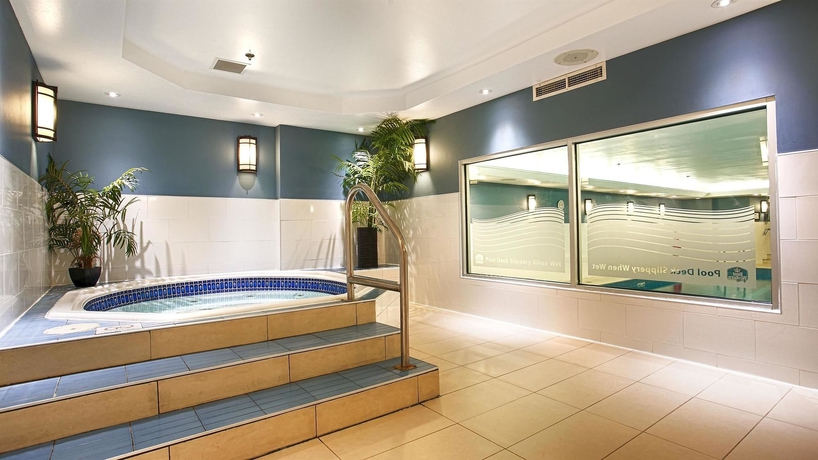 Imagen de los exteriores del Hotel Best Western Plus Chocolate Lake. Foto 11