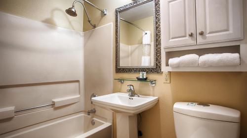 Imagen de la habitación del Hotel Best Western Plus Coach House. Foto 8