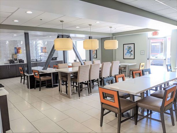 Imagen del bar/restaurante del Hotel Best Western Plus Commerce. Foto 2