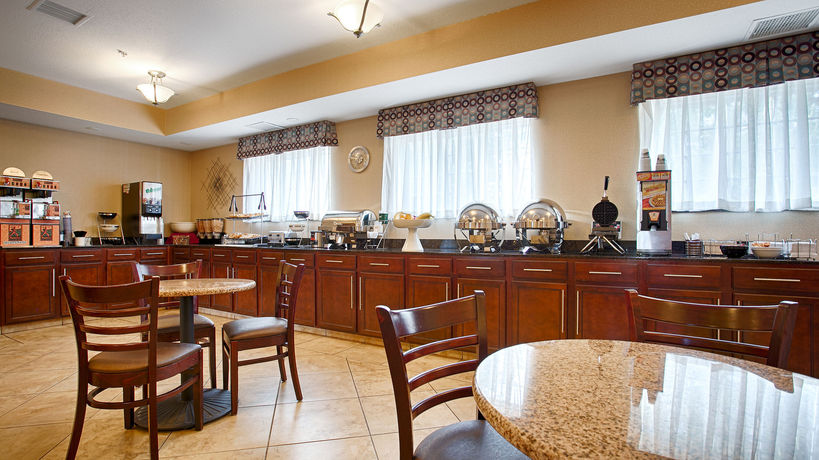 Imagen del bar/restaurante del Hotel Best Western Plus Eastgate Inn And Suites, Wichita. Foto 7
