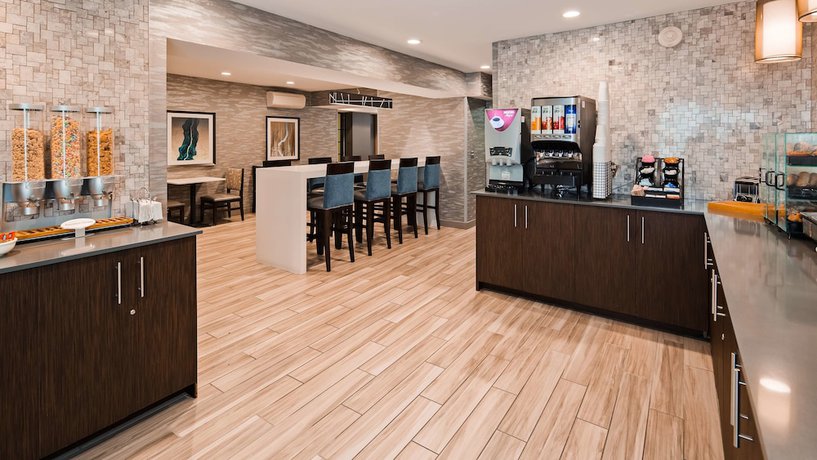Imagen del bar/restaurante del Hotel Best Western Plus Fairfield. Foto 2