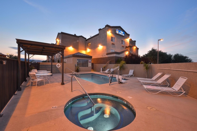 Imagen de la piscina del Hotel Best Western Plus Gold Poppy Inn. Foto 16