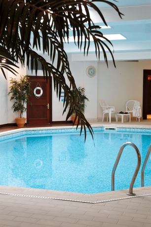 Imagen de la piscina del Hotel Best Western Plus Hostellerie Du Vallon. Foto 15