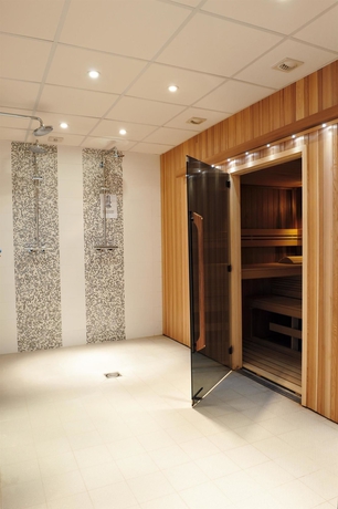 Imagen de la piscina del Hotel Best Western Plus Hostellerie Du Vallon. Foto 16