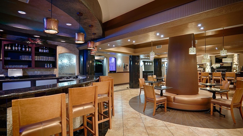 Imagen del bar/restaurante del Hotel Best Western Plus KC Speedway Inn & Suites. Foto 3
