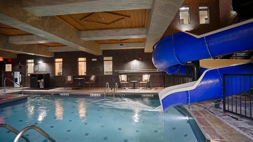 Imagen de la piscina del Hotel Best Western Plus KC Speedway Inn & Suites. Foto 15