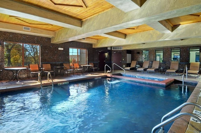 Imagen de la piscina del Hotel Best Western Plus KC Speedway Inn & Suites. Foto 16
