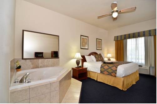 Imagen de la habitación del Hotel Best Western Plus Lake Dallas Inn & Suites. Foto 7
