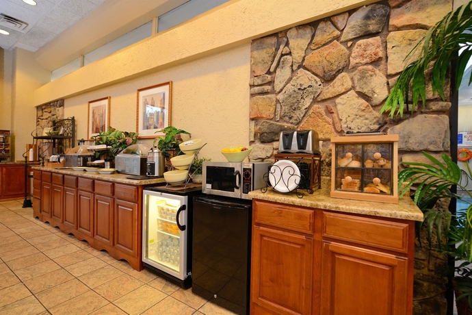 Imagen del bar/restaurante del Hotel Best Western Plus Landing View Inn & Suites. Foto 5
