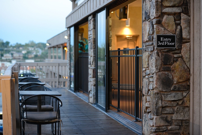 Imagen del bar/restaurante del Hotel Best Western Plus Landing View Inn & Suites. Foto 6
