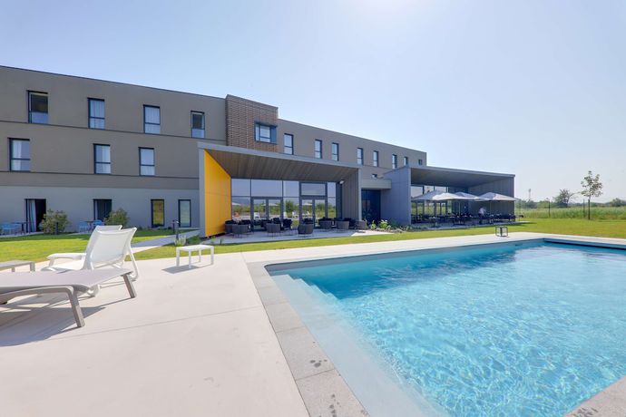 Imagen de la piscina del Hotel Best Western Plus Les Humanistes. Foto 17