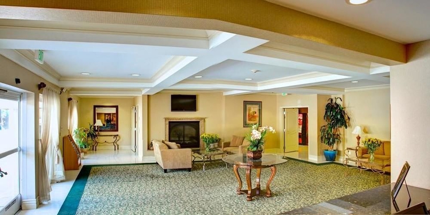 Imagen de los interiores del Hotel Best Western Plus Media Center Inn and Suites. Foto 13