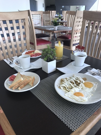 Imagen del bar/restaurante del Hotel Best Western Plus Metepec and Suites. Foto 7