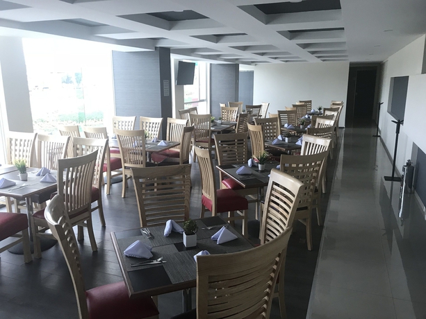 Imagen del bar/restaurante del Hotel Best Western Plus Metepec and Suites. Foto 8