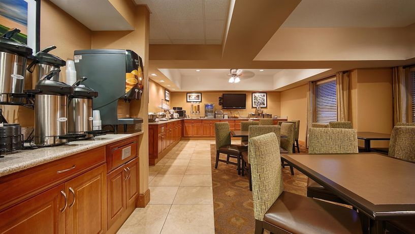 Imagen del bar/restaurante del Hotel Best Western Plus Mishawaka Inn. Foto 3