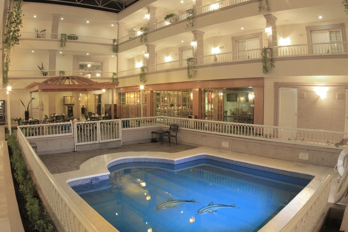 Imagen de la piscina del Hotel Best Western Plus Monterrey Colon. Foto 10