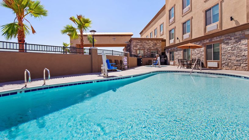 Imagen de la piscina del Hotel Best Western Plus New Barstow Inn And Suites. Foto 20