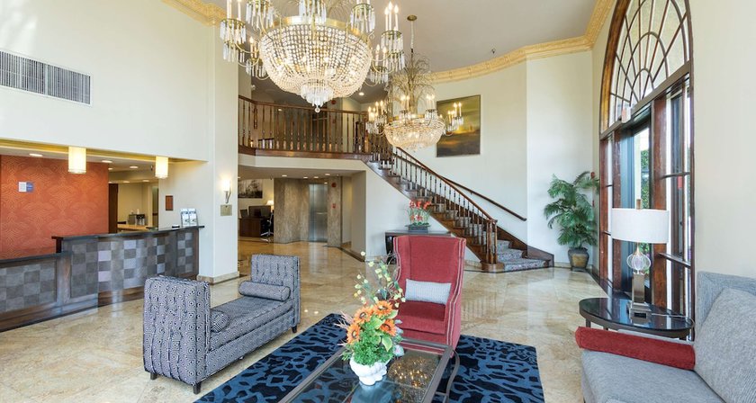 Imagen de los interiores del Hotel Best Western Plus Newport Mesa Inn. Foto 19