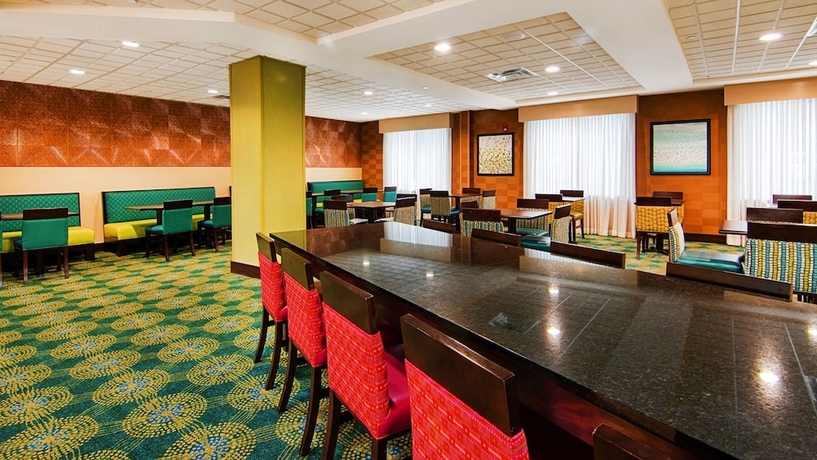 Imagen del bar/restaurante del Hotel Best Western Plus North Savannah. Foto 3