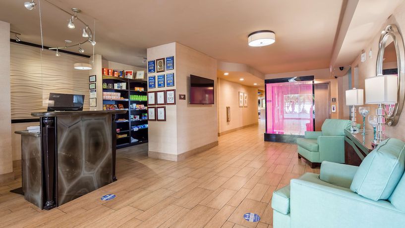 Imagen de los interiores del Hotel Best Western Plus Oceanside Palms. Foto 17