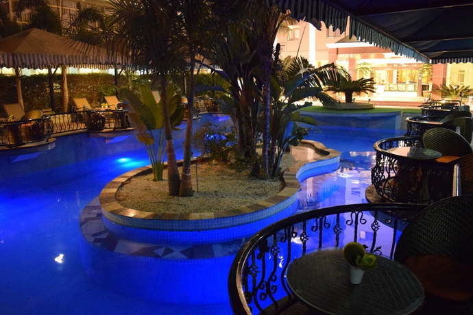 Imagen de la piscina del Hotel Best Western Plus Paramount. Foto 12