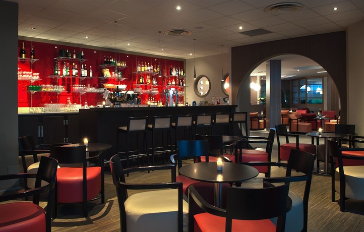 Imagen del bar/restaurante del Hotel Best Western Plus Paris Saclay. Foto 2