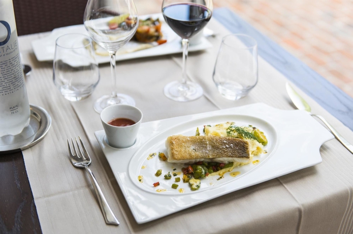 Imagen del bar/restaurante del Hotel Best Western Plus Paris Saclay. Foto 3