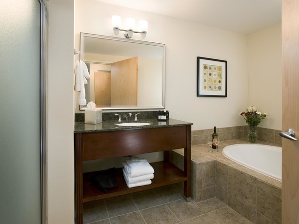 Imagen de la piscina del Hotel Best Western Plus Philadelphia Airport S. At Widener Univ.. Foto 16