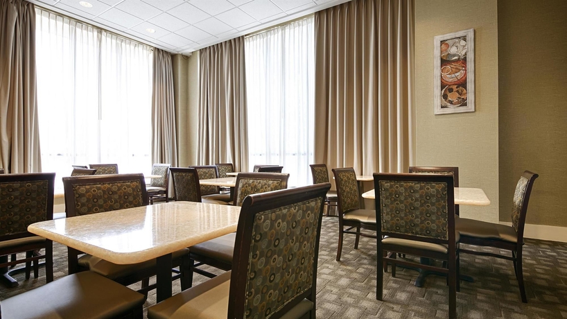Imagen del bar/restaurante del Hotel Best Western Plus Philadelphia Airport S. At Widener Univ.. Foto 3