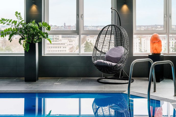 Imagen de la piscina del Hotel Best Western Plus Plaza Hotel Darmstadt. Foto 16