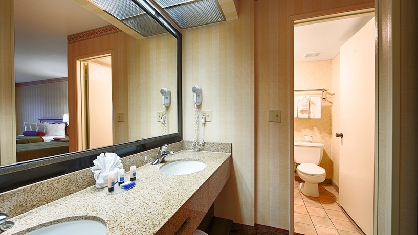 Imagen de la habitación del Hotel Best Western Plus Raffles Inn and Suites. Foto 5