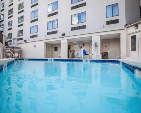 Imagen de la piscina del Hotel Best Western Plus Raleigh Crabtree Valley. Foto 9