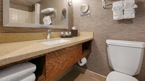 Imagen de la habitación del Hotel Best Western Plus Rama Inn & Suites. Foto 10