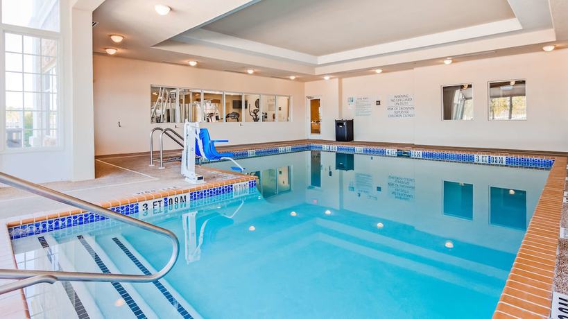 Imagen de la piscina del Hotel Best Western Plus Rose City Conference Center Inn. Foto 19