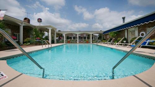 Imagen de la piscina del Hotel Best Western Plus Santee Inn. Foto 10