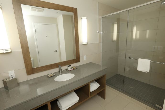 Imagen del bar/restaurante del Hotel Best Western Plus Sawridge Suites. Foto 3