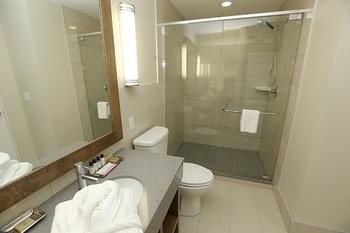 Imagen del bar/restaurante del Hotel Best Western Plus Sawridge Suites. Foto 5